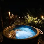 Lesniczowka & Jacuzzi * Białogóra